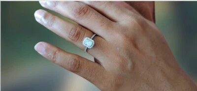 Anillos de compromiso de moissanita de oro blanco de 18 quilates de diamantes cultivados en laboratorio Vraj Foto 1 de 3