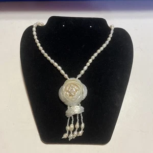 COLLANA PENDENTE ORIGINALE CON PERLE E CONCHIGLIE FIORE E NAPPA 18" - Foto 1 di 4