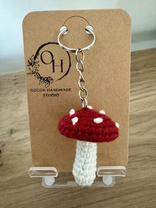 Handgefertigter gehäkelter Pilz Schlüsselanhänger - rot & weiß Amanita Stil - Geschenkidee - Bild 1 von 15
