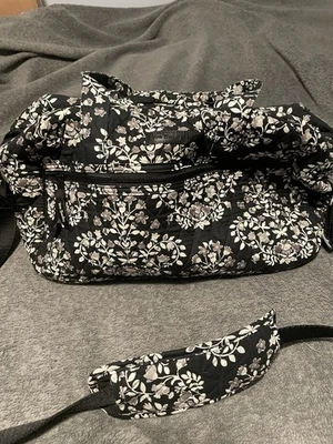 Bolso de Lona Vera Bradley Negro/Tamaño Mediano Fin de Semana/Tiene Estampado Floral Forma Gr8t Foto 1 de 4