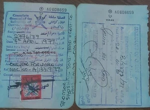 1979 OMAN VISA X 2 WITH 1 1/2 RIYALS REVENUE STAMP ON PAKISTAN DOCUMENT! - Picture 1 of 1