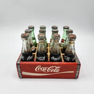 12 botellas de vidrio de soda Mini Coca-Cola de 3" de colección en caja de madera de Coca-Cola Pepsi-Cola, 7 arriba - Imagen 1 de 13