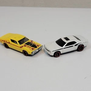 Hot Wheels '08 Dodge Challenger SRT8 Bianco / '71 Dodge Caricabatteria Red Lines Giallo - Foto 1 di 16