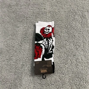 Vans Crew Socks Mens Womens 6.5-9 White Roses Skull Athletic Skate Floral Y2K - Picture 1 of 2