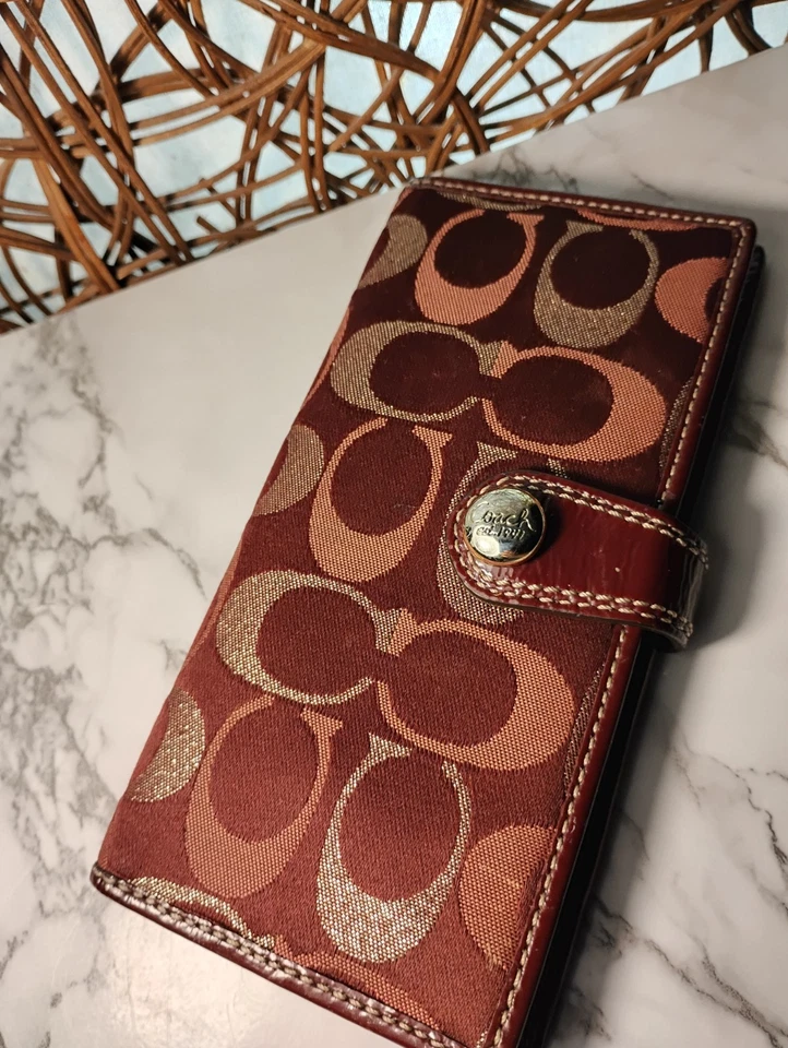 Cartera sobre vintage Coach borgoña con estampado de charol y2K Foto 1 de 4