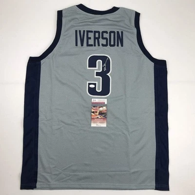 Camiseta deportiva de baloncesto universitaria gris autografiada/firmada de Allen Iverson Georgetown JSA C Foto 1 de 4