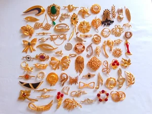 Traumhafter Restposten 50+ goldfarbene Modern & Vintage Modeschmuck Broschen  - Bild 1 von 10