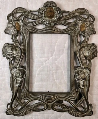 Marco fundido Art Nouveau 10,75" x 9,25" B2 con caras de querubín de flores ornamentadas de colección Foto 1 de 4