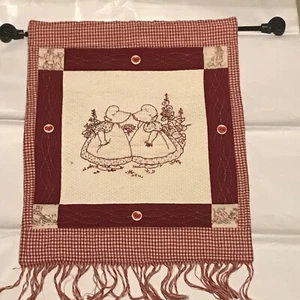Vintage Handarbeit Holly Hobbie gesteppter Wandbehang mit Metallstange rote Knöpfe - Bild 1 von 9