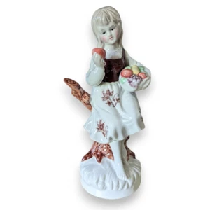 Keramik Ernte Bauernmädchen Äpfel Obstkorb glänzend sitzender Baumstumpf Figur - Bild 1 von 7