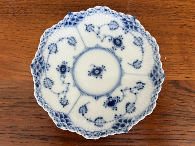 复古皇家哥本哈根 #1037 蓝色凹槽全花边半茶杯碟,仅 5 — 第 1/4 张图片