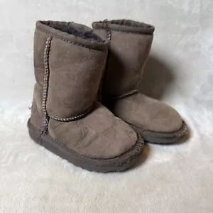 Botas clásicas de cuero marrón chocolate UGG 5251 para niños pequeños talla 7 piel de oveja - Imagen 1 de 10