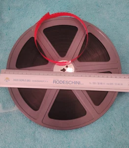 Film 16 mm con bobina, ottimi colori e condizioni, in lingua italiana. - Foto 1 di 15