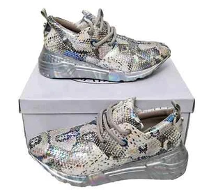 Zapatillas deportivas STEVE MADDEN para mujer encantadoras acantiladas plateadas con cordones estampado de serpiente - Imagen 1 de 7
