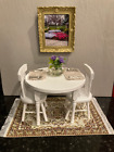 Miniatur runder Tisch & 2 Stühle oder hübsches Bild für Ihr Puppenhaus/Diorama.