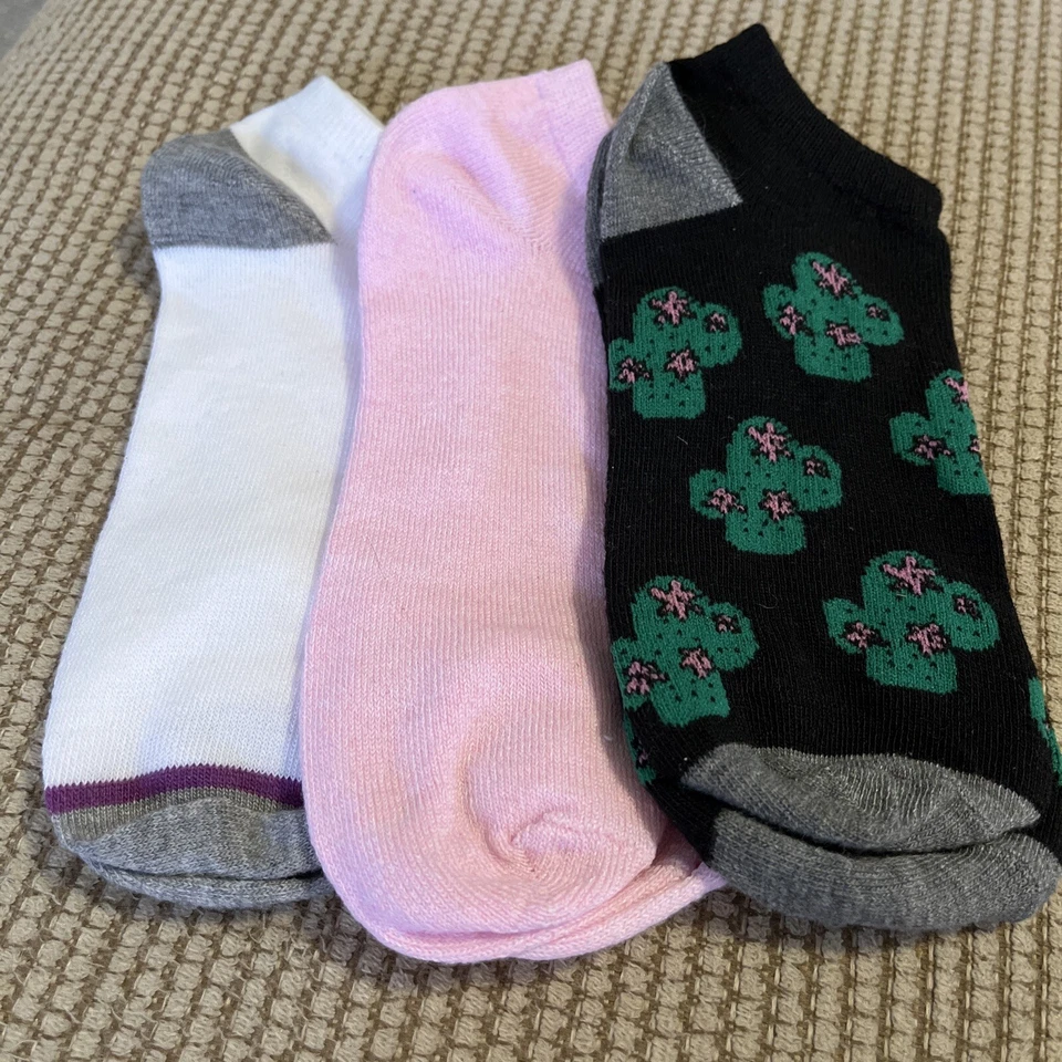 Juego de tres calcetines decorativos para mujer talla 4-10 totalmente nuevos Foto 1 de 1