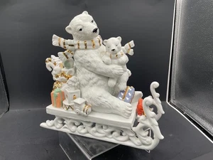 Statuina natalizia ceramica Grandeur Noel 2002 orso polare cucciolo su slitta con Presen - Foto 1 di 11