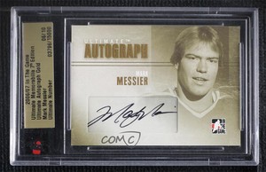 2006-07 ITG Ultimate Memorabilia 7th Edition Gold /10 Mark Messier Auto HOF