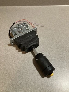 DEL HYDRAULICS 121990 CONTROL VALVE WITH LEVER AND RUBBER BOOT MUNCIE VALVE - Picture 1 of 10
