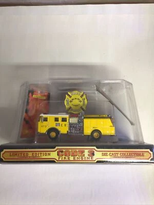 Code 3 Seagrave Pumper - Honolulu (02454) #8 Mint In Dome - Image 1 of 4