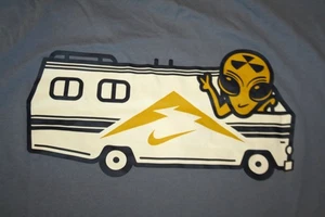 Nike Dri-FIT Traveling To Another Dimension Camiseta Gráfica Para Hombres L Azul Correr Caminata - Imagen 1 de 7