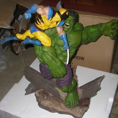 HULK vs WOLVERINE - Sideshow Maquette Collectors Statue - Image 1 of 4