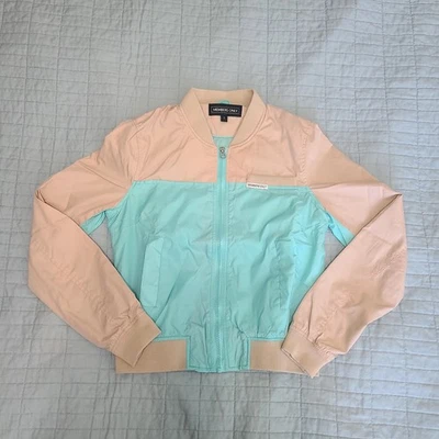 Jaqueta de beisebol feminina Colorblock Members Only, azul bebê e bronzeado tamanho pequeno - Imagem 1 de 4