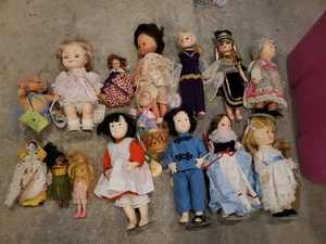Lote de 15 muñecas vintage de 4" y niñas más grandes de todo el mundo Estate Find - Imagen 1 de 15