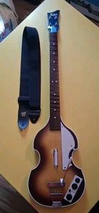 Rock Band Beatles Höfner Bassgitarre mit Gurt Wireless XBGTS3 Xbox 360 getestet - Bild 1 von 13