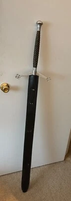 Espada Claymore con mango negro réplica hecha a mano (42 pulgadas de largo total) Foto 1 de 2