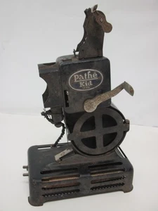 Vieux Pathé Kid 9,5 mm Projecteur de film : uniquement pour pièce ou a rénover - Imagen 1 de 15