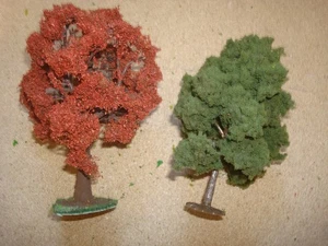 Spur H0 / 2 Laubbäume  11 cm und 13 cm hoch , rot und grün , gebraucht   ! - Bild 1 von 1