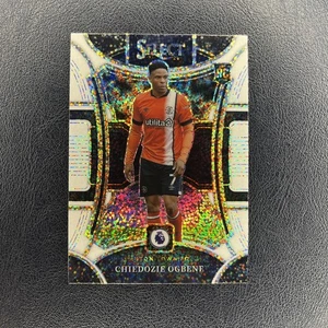 2023-24 Panini Select EPL Chiedozie Ogbene Rookie White Sparkle SSP Luton Town - Imagen 1 de 2