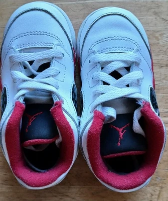 Jordan 5 Retro Bajo TD Fuego Blanco/Rojo-Negro Niño Pequeño Talla 7C Foto 1 de 4