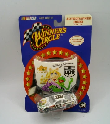 Winners Circle Dale Jarrett 88 Muppets 2002 UPS capó autografiado diecast Foto 1 de 4