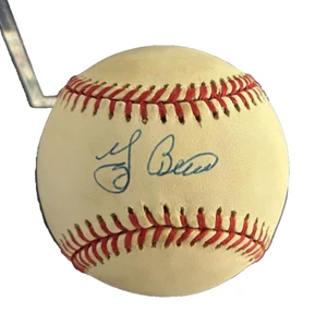 BÉISBOL AUTOGRAFIADO YOGI BERRA CON CUBO DE PELOTA - Imagen 1 de 1