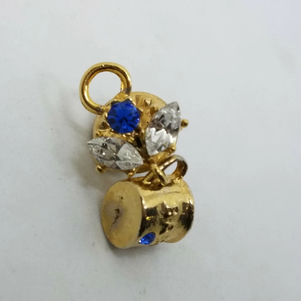 Mini taza con pasador de solapa de piedras azules y blancas Foto 1 de 3