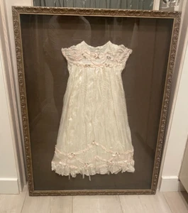 Antikes Seiden-Taufkleid im versilberten Holzschattenkasten - Bild 1 von 7