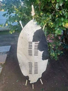 Scudo Zulu XXL 145 cm pelle bovina bianca nera | Decorazione guerriero africano fatto a mano - Foto 1 di 7