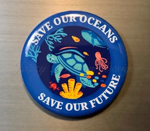 Botón Pin Save Our Oceans 2.25" Tortuga Oceanografía Día Tierra Activismo Playa - Imagen 1 de 1