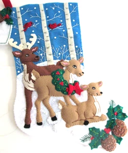 Bucilla Hirsch Familie Filz Weihnachtsstrumpf fertiges Kit 18" Wald Tannenzapfen - Bild 1 von 8