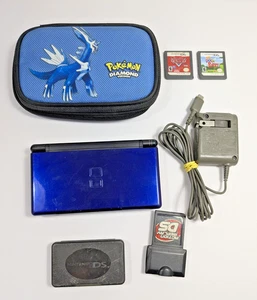 Pacchetto Nintendo DS Lite tutto TESTATO - palmare cobalto, custodia Pokémon, action replay - Foto 1 di 15