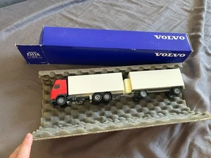 FH16 Globetrotter XL 6X2 Truck with van trailer 1:50 diecast model Conrad - Picture 1 of 5