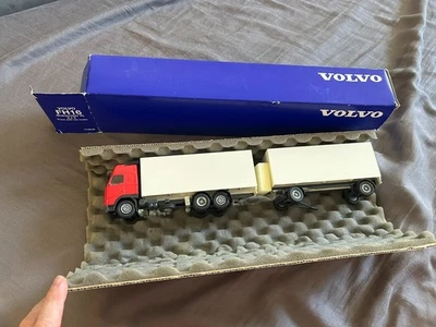 FH16 Globetrotter XL 6X2 Truck with van trailer 1:50 diecast model Conrad - Image 1 of 4