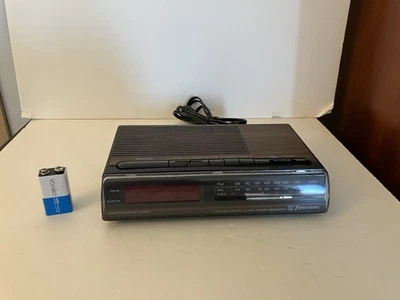 Radio reloj digital vintage Emerson RED5521A AM/FM imitación madera nogal grano Foto 1 de 4