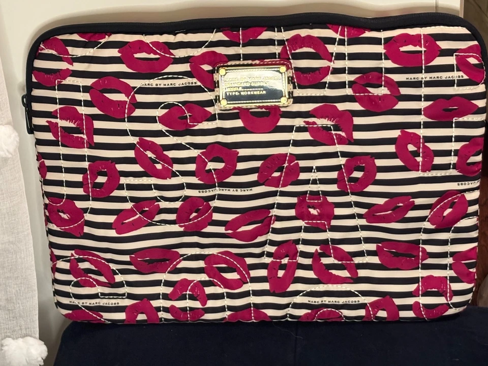 Marc by Marc Jacobs 15” Funda para portátil Negro Blanco Rosa Labios para portátiles de 11” Foto 1 de 4