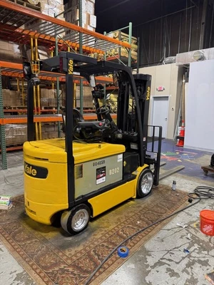 Carretilla elevadora eléctrica Yale meticulosamente mantenida. 7.000 lb. capacidad Foto 1 de 4