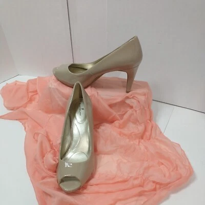 Bombas clássicas Bandolino femininas tamanho 11M Rainaa Peep Toe, bronzeadas,  - Imagem 1 de 4