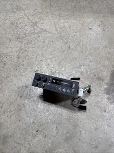 Jeep Cherokee XJ 1987 OEM radio AMC 8956001573 con soporte de montaje OEM - Imagen 1 de 12