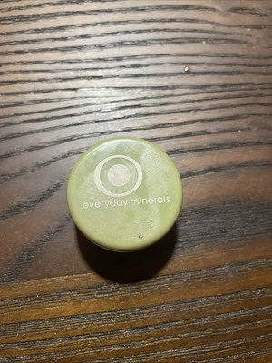 Base semi mate en polvo suelto Everyday Minerals 4 gramos abierta Foto 1 de 3